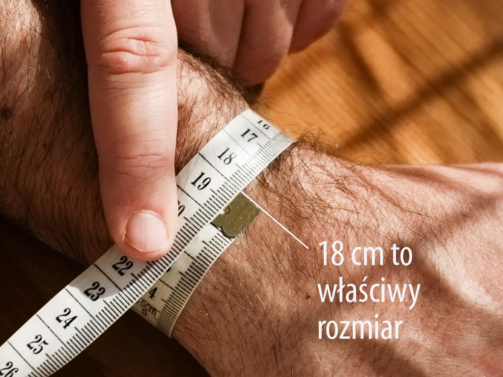 Meska reka mierzaca nadgarstek